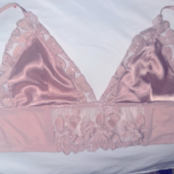 Victoria Secret lace wireless bralette in light pink with flower detailing - Picture 3 of 4